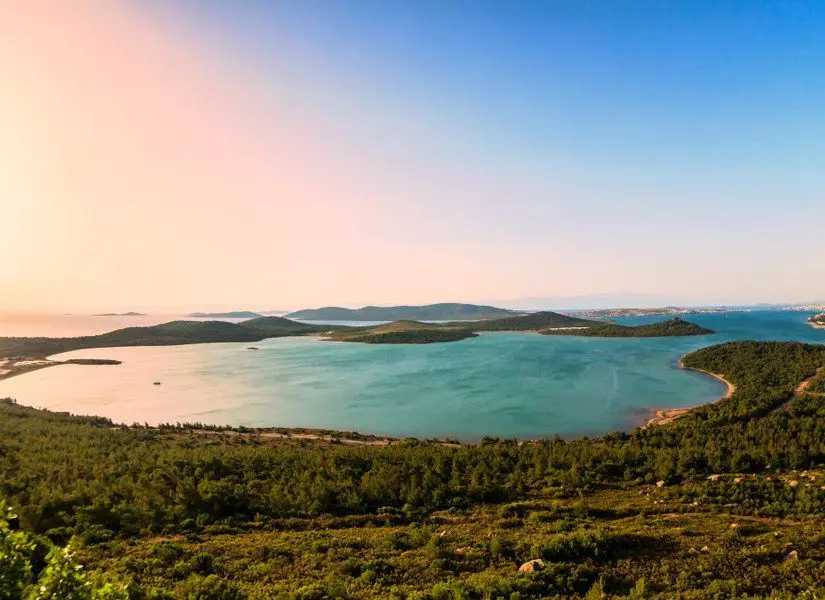 Ayvalık’a sadece 8 kilometre mesafedeki Şeytan Sofrası, efsaneleri ve kartpostallık