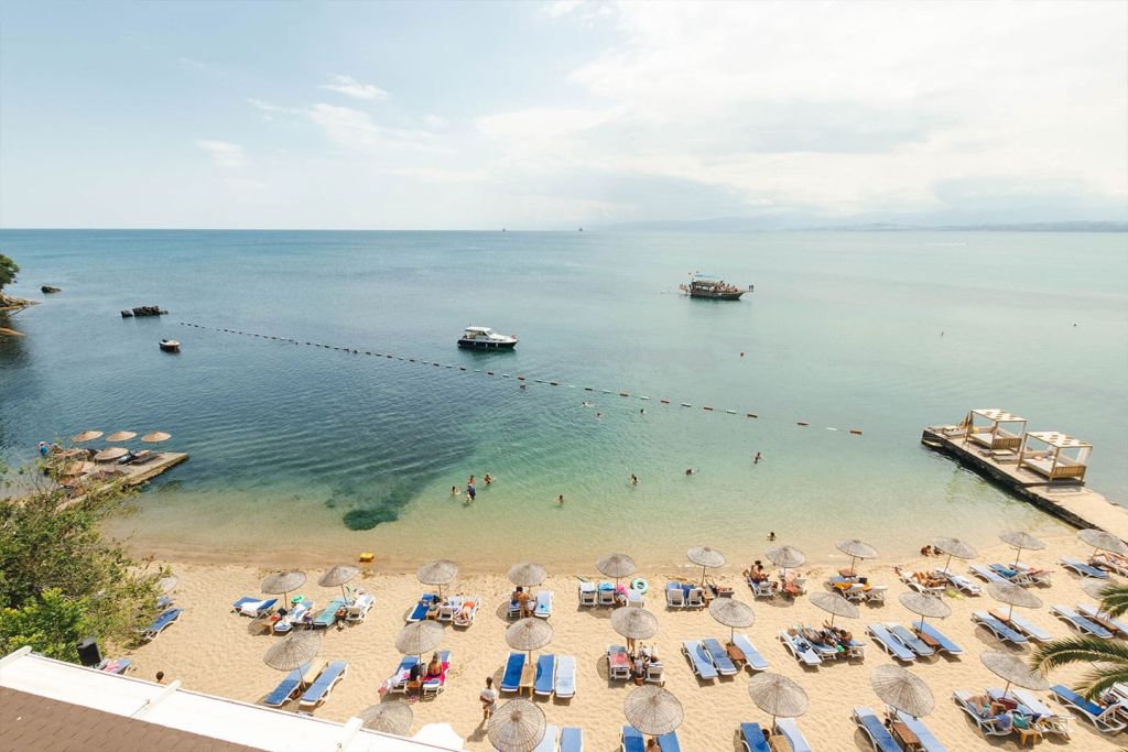 Karadeniz’in berrak sularıyla buluşan Sinop Antik Plajı, beyaz kumu ve
