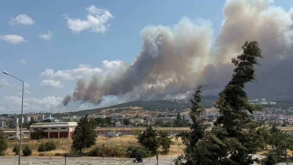 Çanakkale’de Büyük Yangın! Havalimanı Uçuşa Kapatıldı son dakika canakkalede yangin universite kampusu bosaltiliyor 9fmv cover - Marmara Bölge Gazetesi