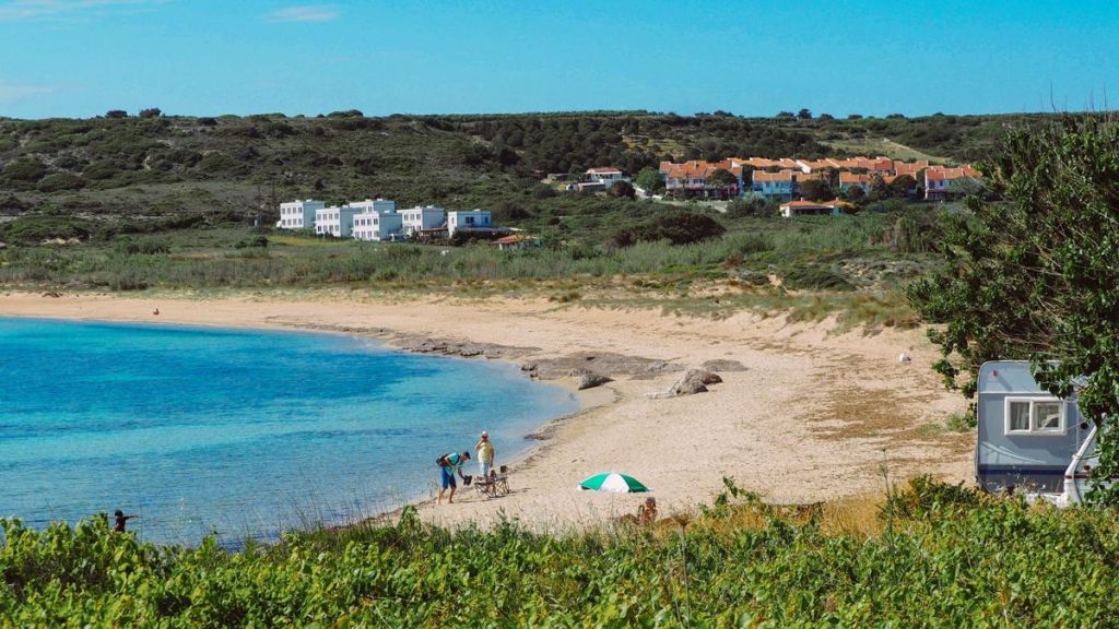 Bozcaada’nın güney kıyısında yer alan Sulubahçe Plajı, doğallığı ve sakin