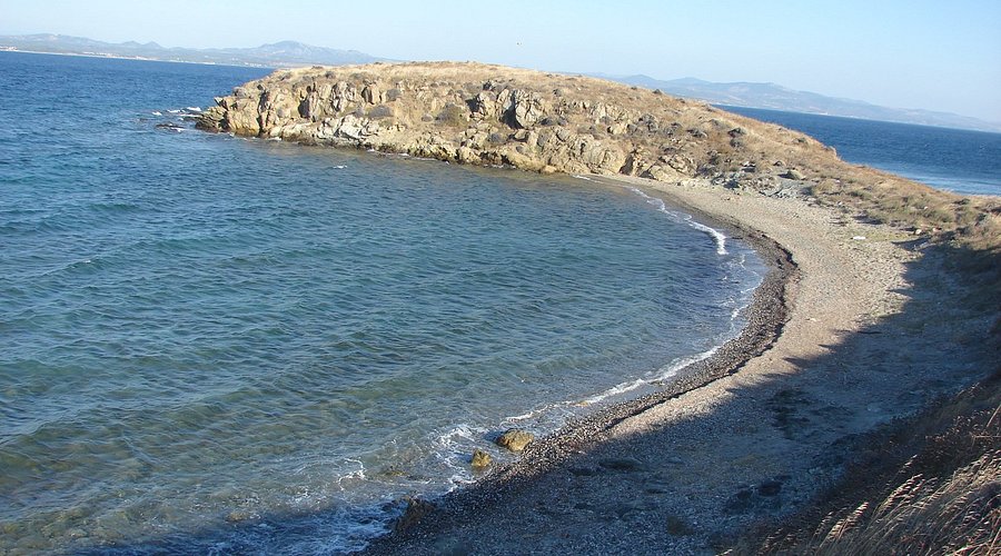 Bozcaada'nın güneydoğusunda yer alan Tekirbahçe Koyu, sakinliği ve el değmemiş