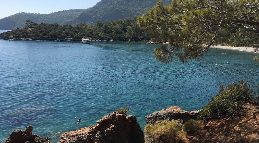 Muğla’nın saklı cennetlerinden Gemile Koyu, berrak denizi, yemyeşil doğası ve