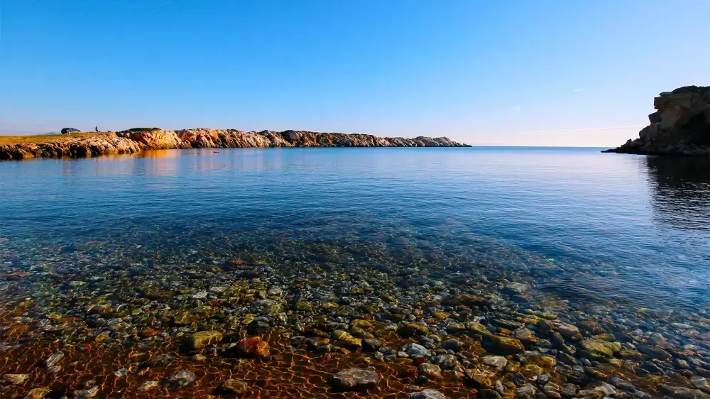 Bozcaada’nın güney kıyısında yer alan Akvaryum Koyu, adeta isminin hakkını