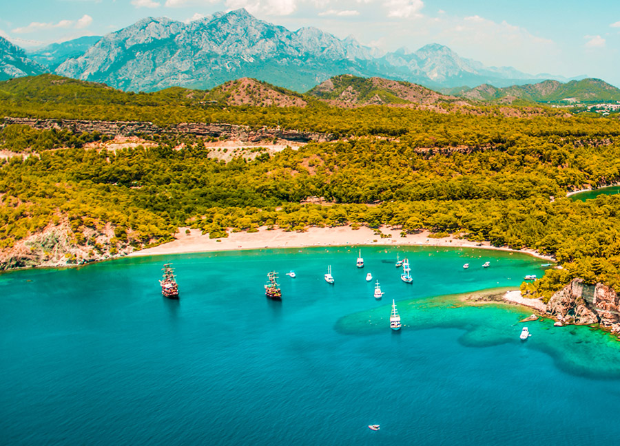 Antalya’nın saklı cenneti Alacasu Cennet Koyu, masmavi denizi ve yemyeşil
