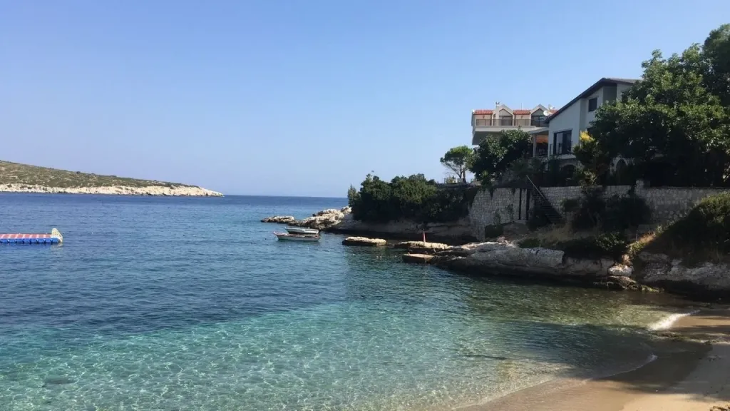 Ege’nin eşsiz kıyılarından biri olan Kocakum Plajı, şehir hayatının gürültüsünden