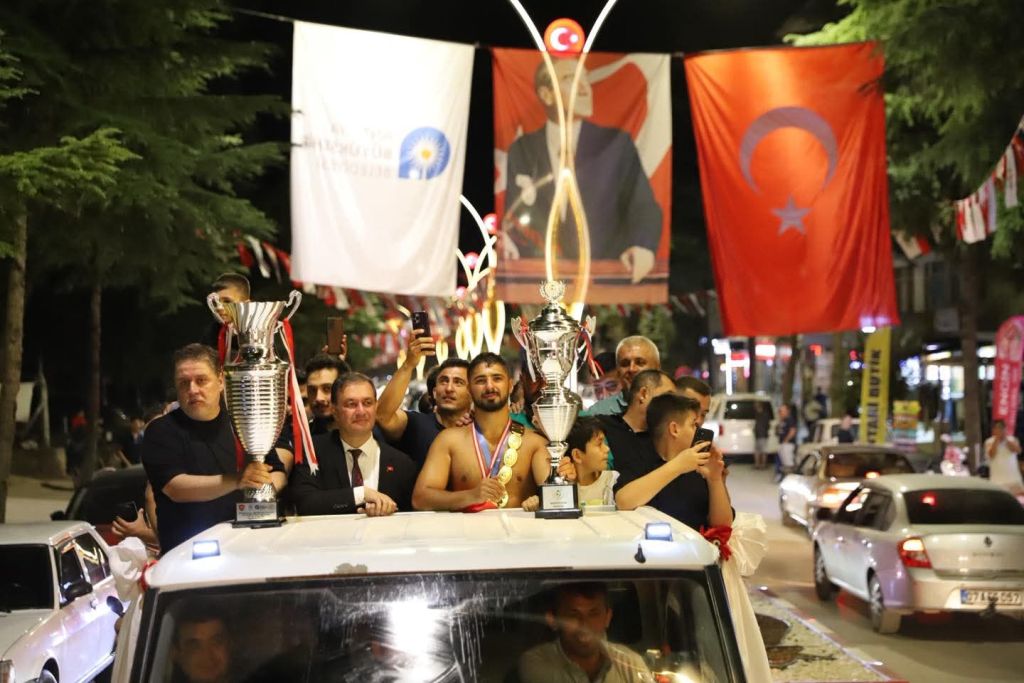 Balıkesirli Güreşçi Enes Doğan Elmalı’da Başpehlivan Oldu 1041e738 57b3 4f92 a785 216c33be827b - Marmara Bölge Gazetesi