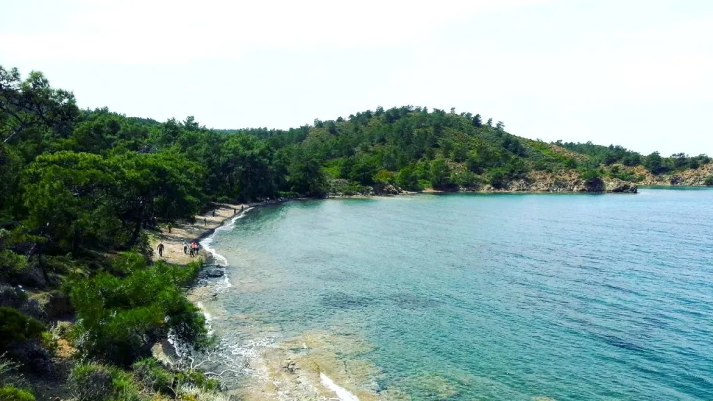 İki denizin buluştuğu noktada, rüzgarın bile sustuğu bir koy... Eylülde