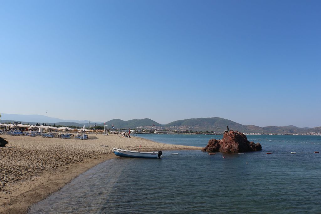 Altın sarısı kumsalı, berrak denizi ve Mavi Bayraklı yapısıyla Burhaniye