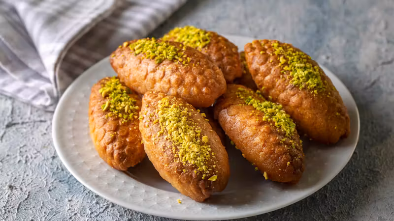 Şerbetli Tatlıların En Gözdesi: Kıyır Kıyır Kalburabastı 1710137253 kalburabasti shutterstock 1957511851 1 - Marmara Bölge Gazetesi
