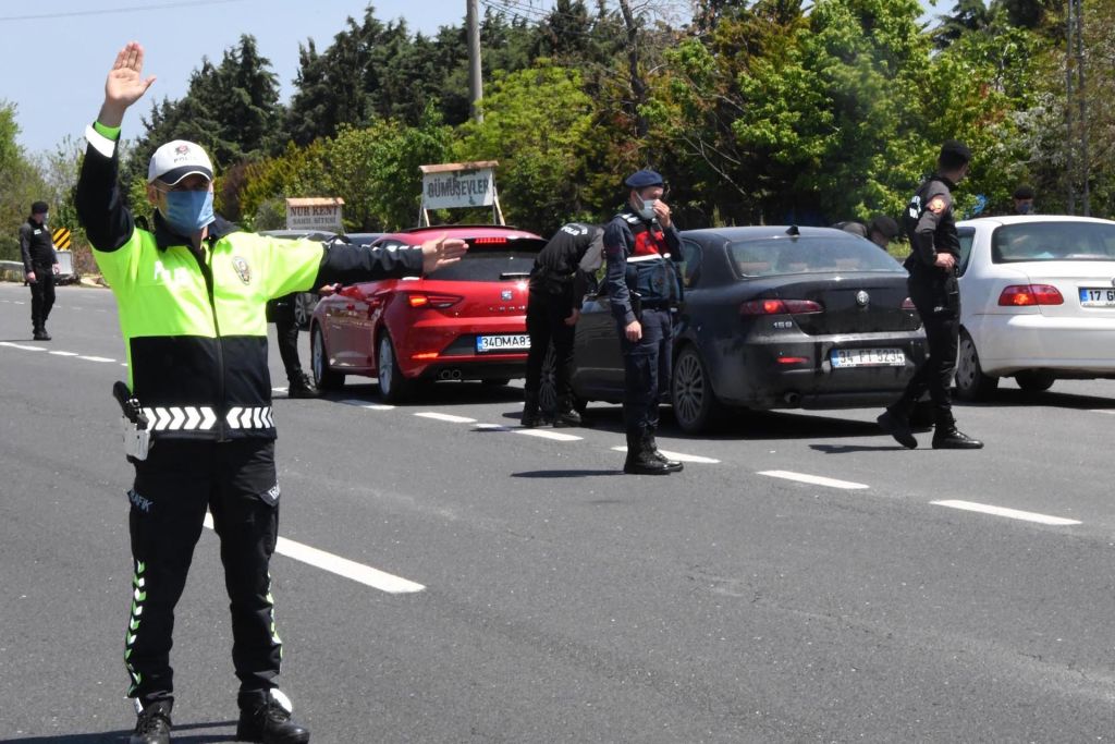 Sürücüler ceza yememek için WhatsApp gruplarında radar ve alkol kontrol