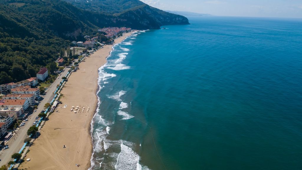 Bartın’ın göz bebeği İnkumu, masmavi denizi, geniş kumsalı ve samimi