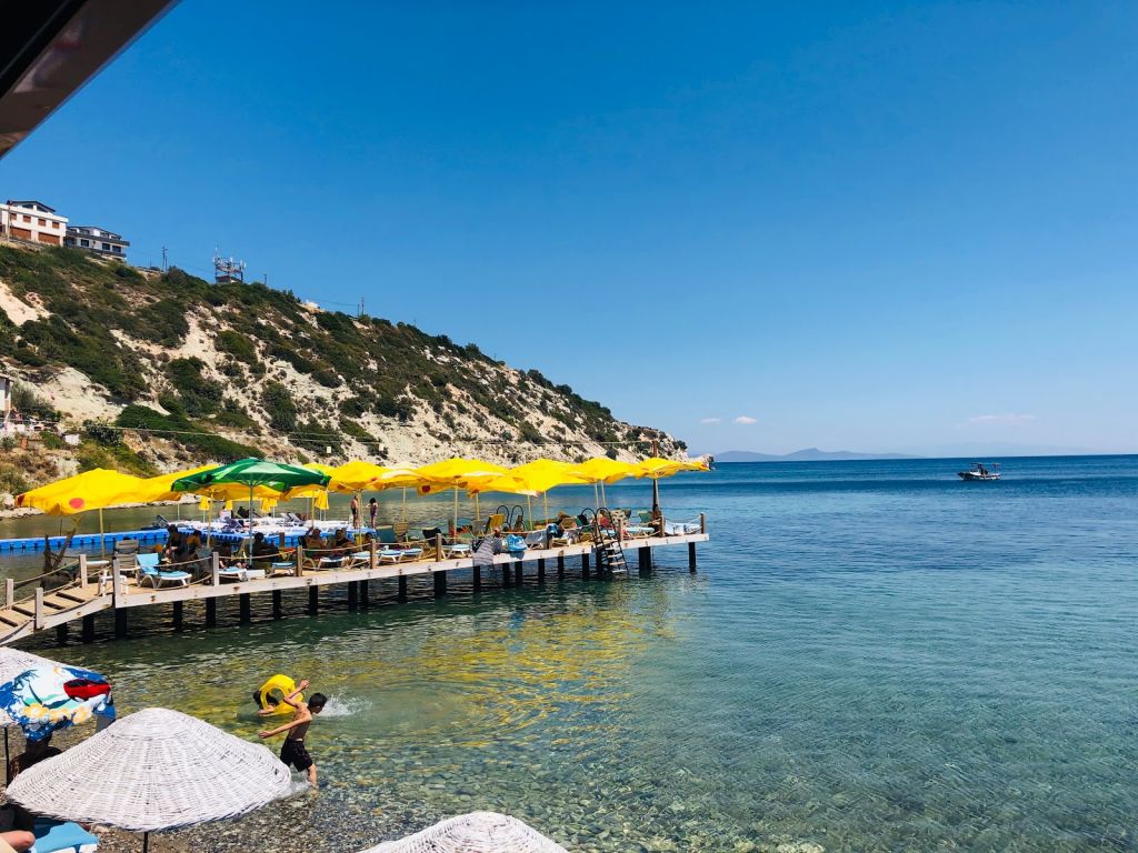 İzmir’in Karaburun ilçesinde yer alan Mimoza Koyu, masmavi denizi, yemyeşil