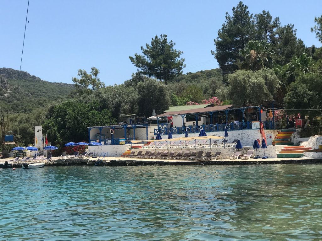 Antalya’nın Kaş ilçesinde yer alan Limanağzı Plajı, yalnızca tekneyle ulaşılabilen