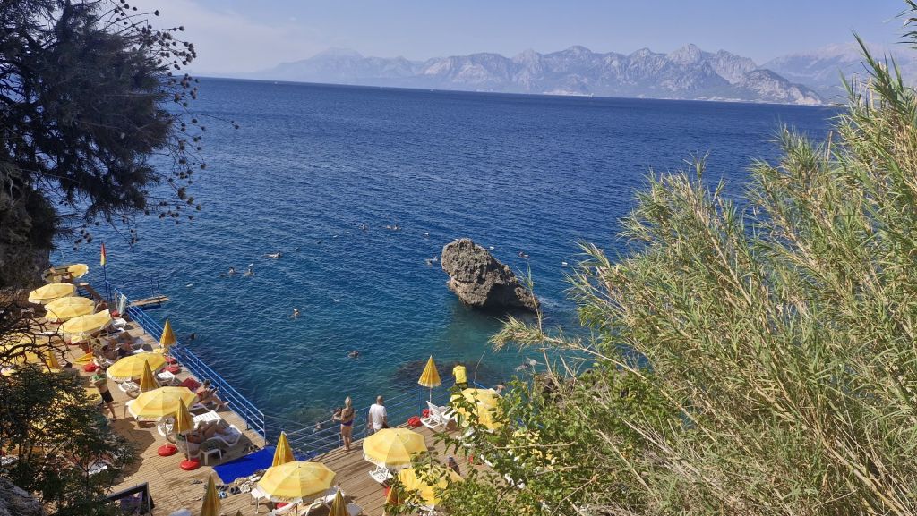 Antalya’nın saklı cenneti İnönü Koyu, masmavi denizi ve doğal güzellikleriyle