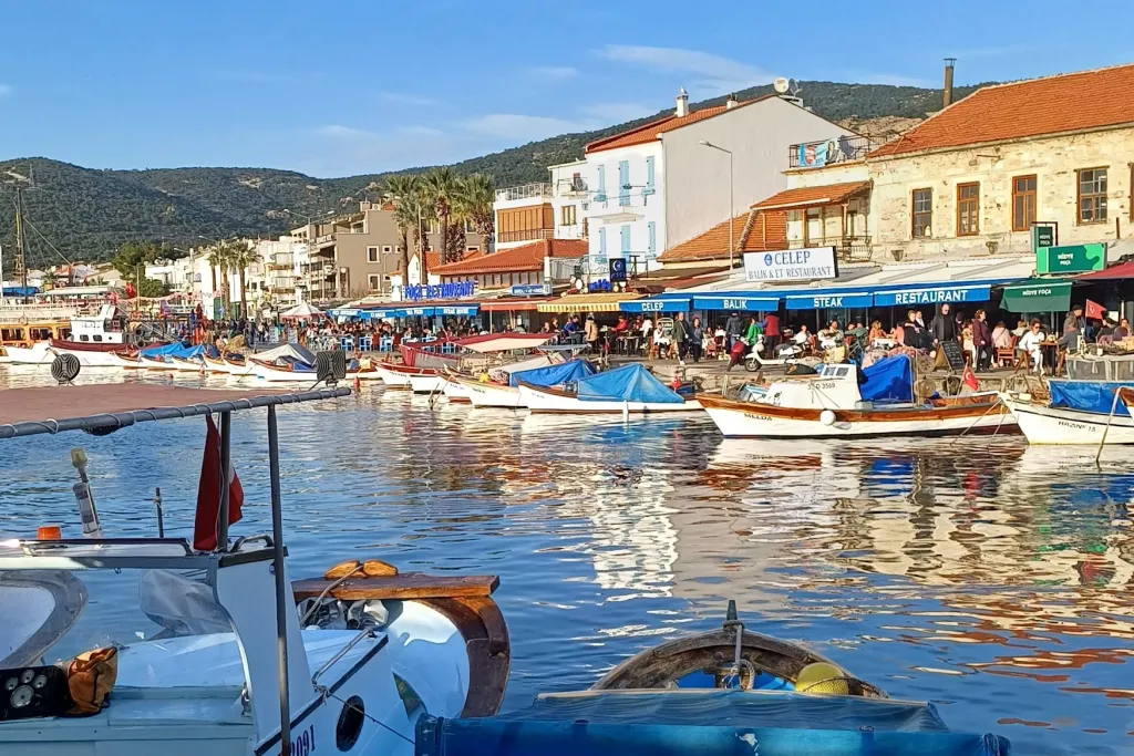 Beyaz Evleri, Mavi Panjurları ve Berrak Deniziyle Ege’nin Saklı Cenneti 20240303 175419 - Marmara Bölge Gazetesi