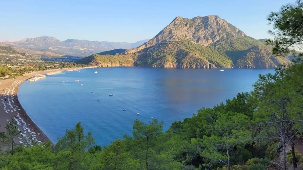 Antalya’nın Kumluca ilçesinde yer alan Sazak Koyu, tertemiz denizi, tesislerden