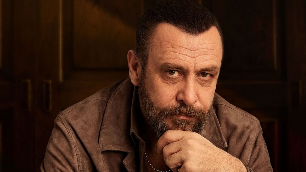 Ünlü oyuncu Nejat İşler ile Beyaz TV muhabiri Tarık Eker