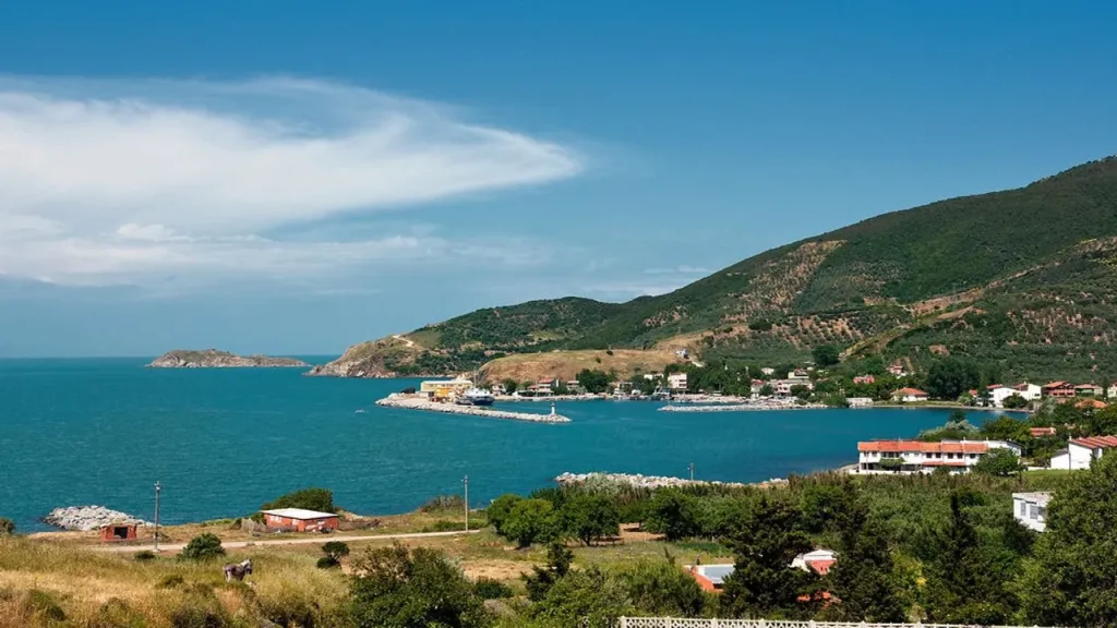 Balıkesir’in Erdek ilçesinde yer alan İlhan Koyu, doğallığını koruyan yapısı,