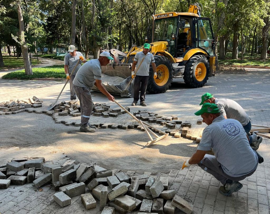 Gönen Belediyesi’ne bağlı ekipler, park ve yol düzenlemelerinden temizlik ve