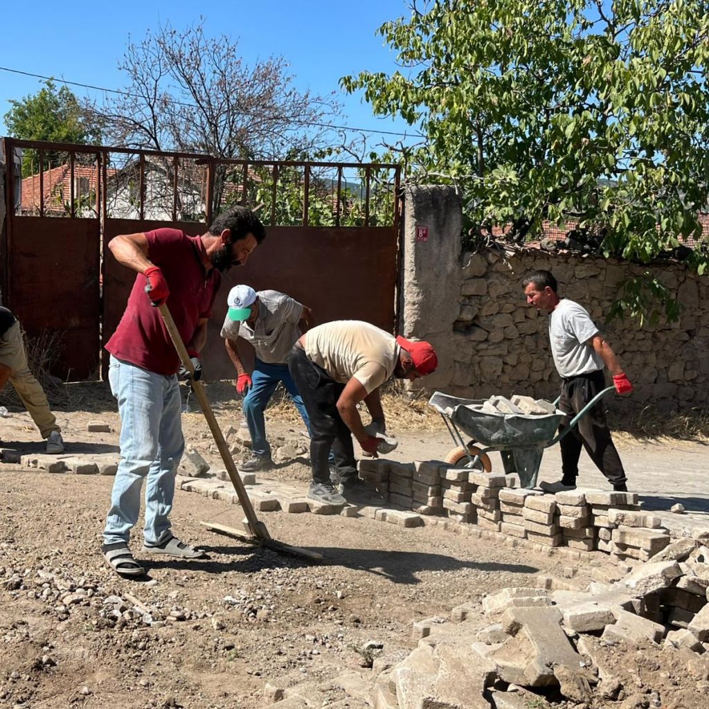 Bigadiç Belediyesi, ilçe genelinde yol ve parke taşı düzenleme çalışmalarını