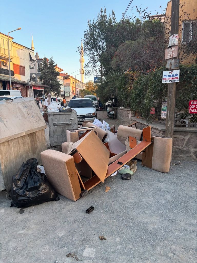 Ayvalık’ın en kalabalık mahallelerinde bir günde toplanan atıklar, çevre kirliliğinin