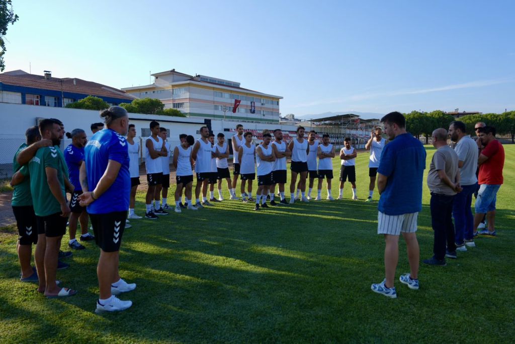 Burhaniye Belediyespor, 2025-2026 sezonunun ilk antrenmanını 8 Eylül Stadı’nda gerçekleştirdi.