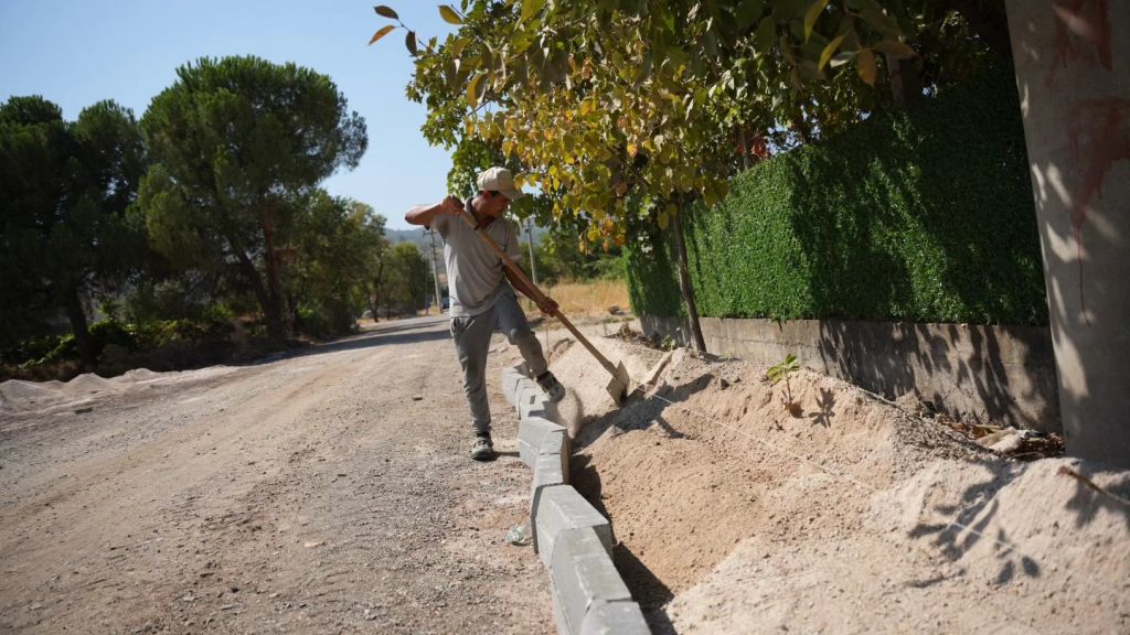 Sındırgı’da yaşanan depremin ardından belediye ekipleri, ilçenin dört bir yanında