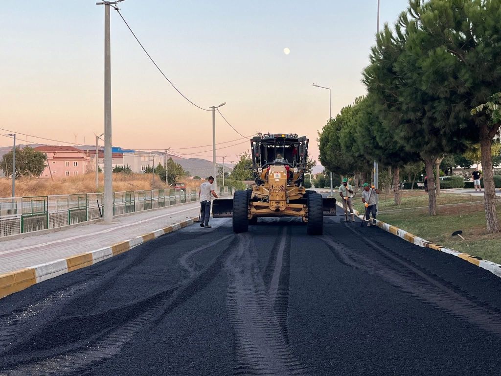 Balıkesir’in Gönen ilçesinde yol konforunu artırmaya yönelik çalışmalar tüm hızıyla