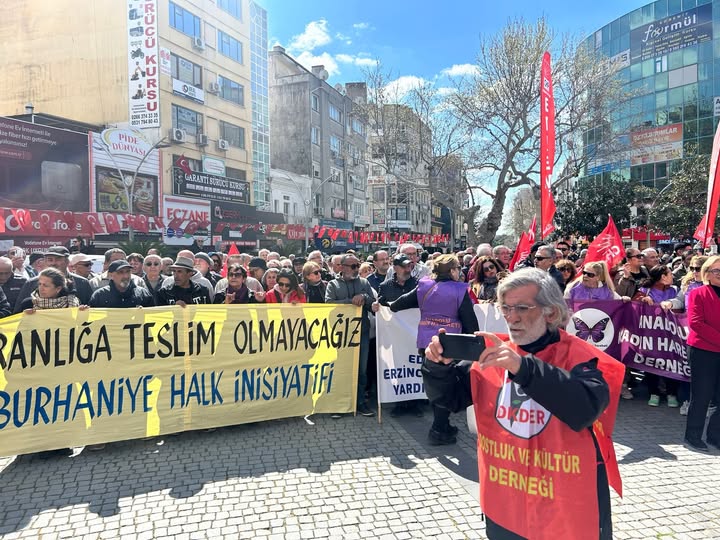 Burhaniye Halk İnisiyatifi, ülke gündemindeki gelişmelere sert sözlerle tepki gösterdi.
