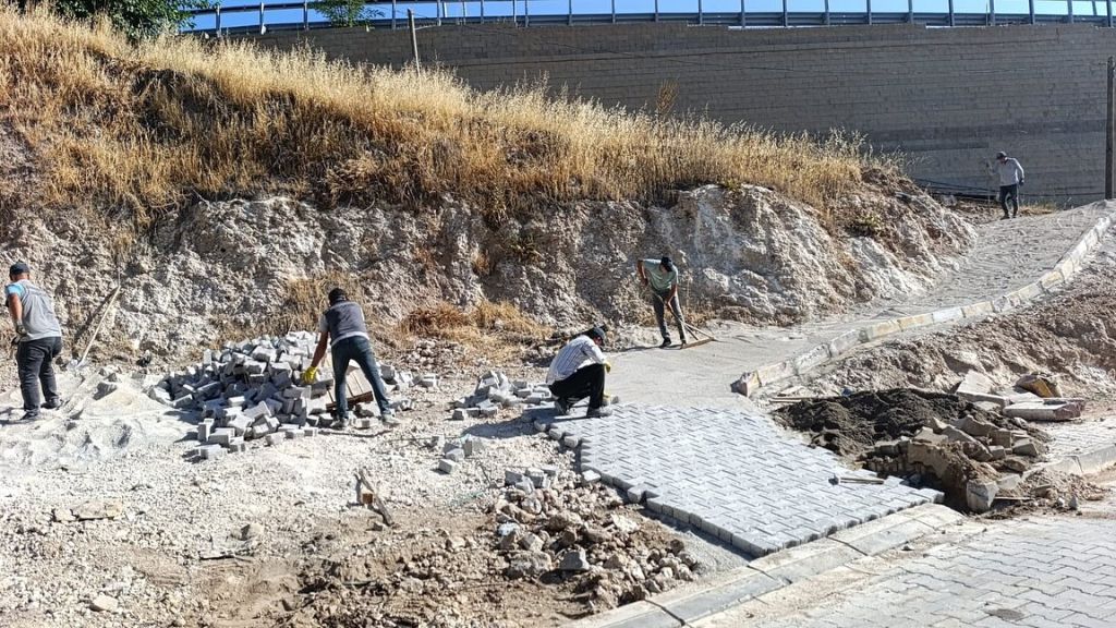 Dursunbey Belediyesi, ilçenin dört bir yanında çevre düzenleme çalışmalarını sürdürüyor.