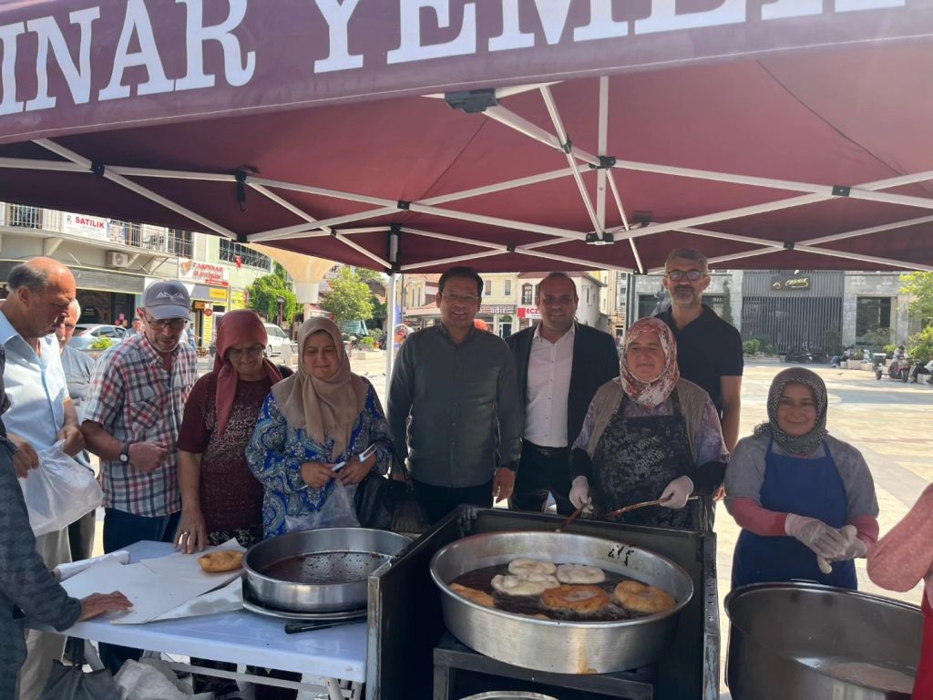 Sındırgı’da düzenlenen hayır cemiyetleri, ilçe halkını aynı sofrada buluşturdu. Deprem