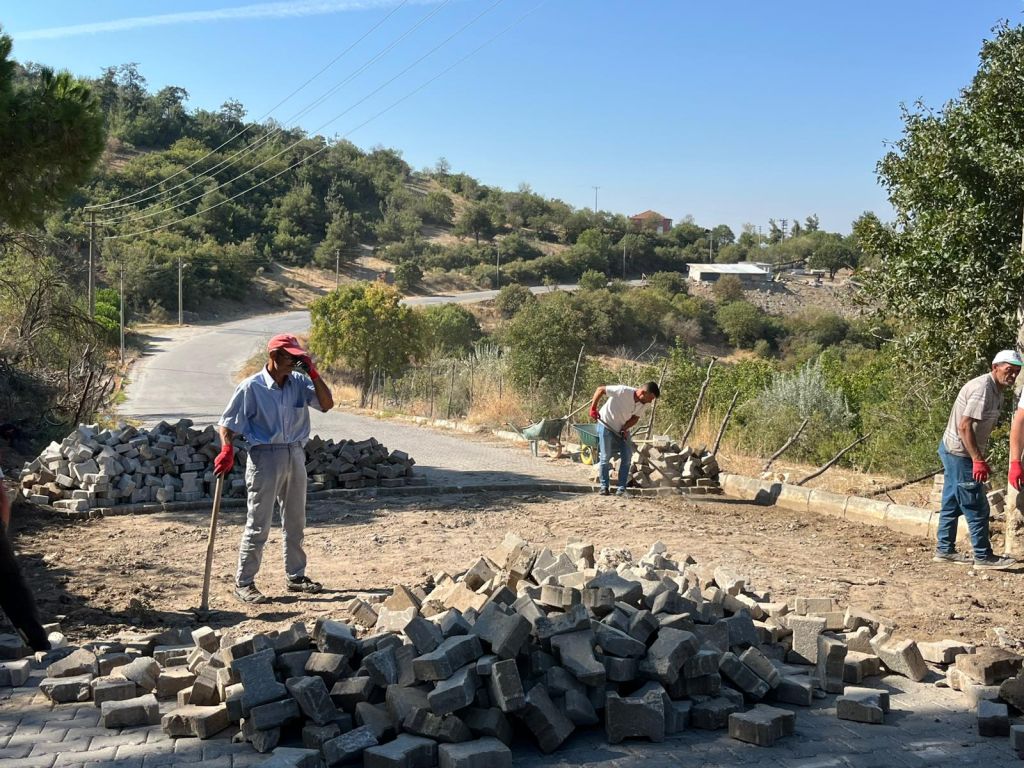 Balıkesir’in Bigadiç ilçesine bağlı Yeniköy Mahallesi’nde yol düzenleme çalışmaları hız