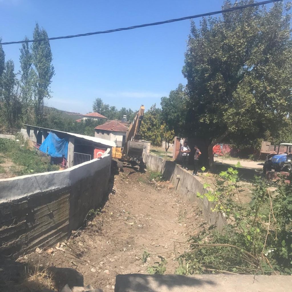 Balıkesir’in Bigadiç ilçesinde Belediye ekipleri, Güvemçetmi Mahallesi’nde dere temizliği çalışmalarını