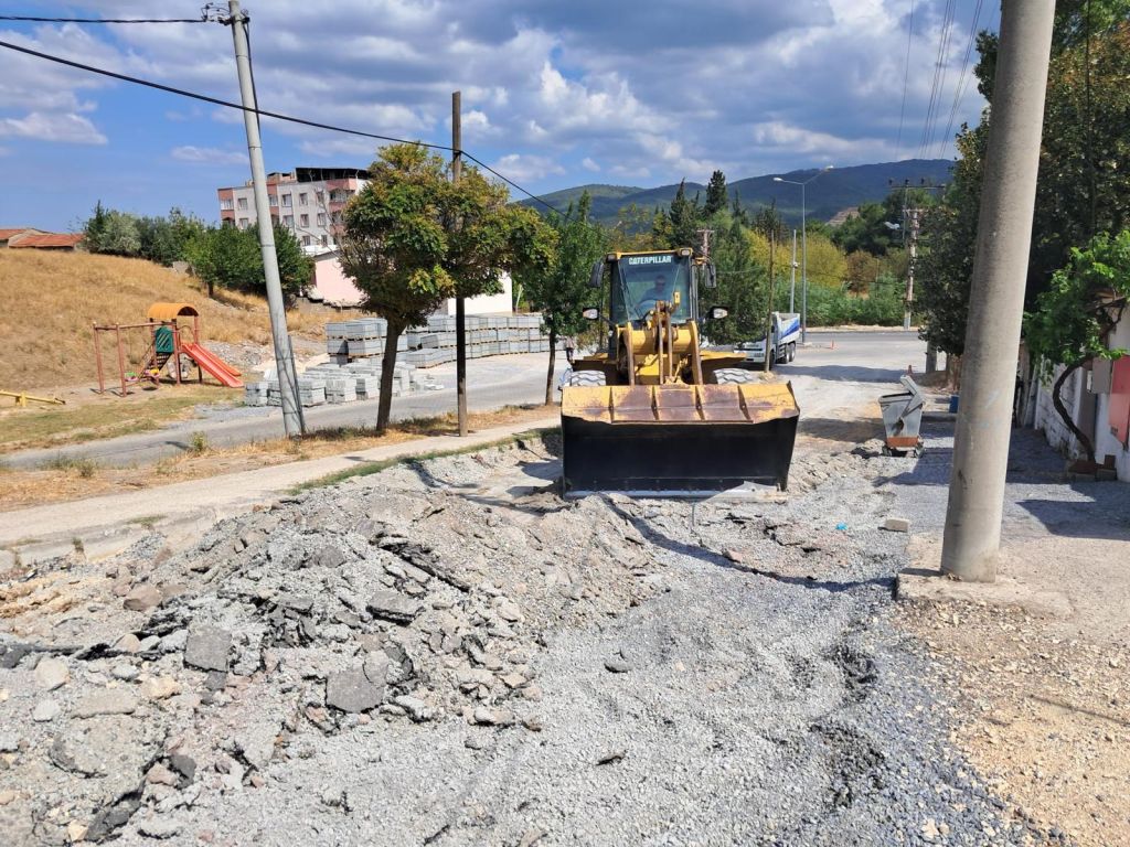 Fen İşleri ekipleri ilçenin dört bir yanında yoğun bir çalışma