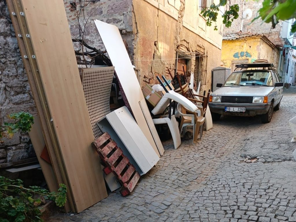 Ayvalık’ın tarihi sokaklarına bırakılan eski mobilya ve eşyalar, ilçenin estetik