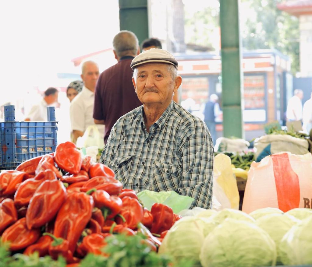 Bigadiç’te kurulan geleneksel halk pazarı, doğal ve taze ürünleriyle vatandaşların