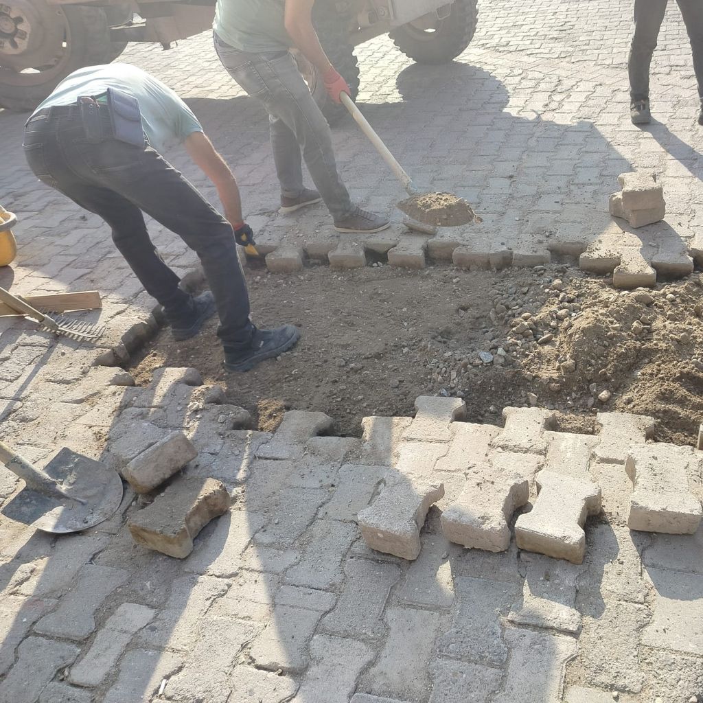 Bigadiç Belediyesi, ilçe genelinde yol ve çevre düzenleme çalışmalarına hız