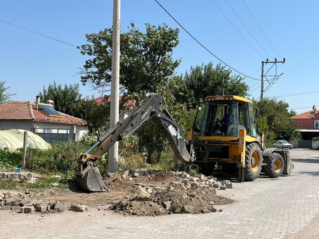 Balıkesir’in Bigadiç ilçesinde Balatlı Mahallesi’nde başlatılan parke taşı döşeme çalışmalarıyla