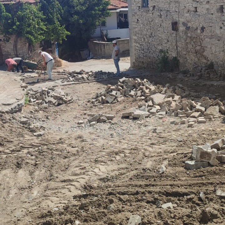 Bigadiç Belediyesi, Dikkonak ve Yörücekler mahallelerinde parke taşı döşeme çalışmalarını