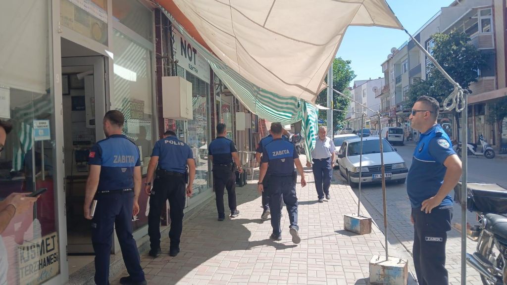 Balıkesir’in Gönen ilçesinde kaldırımların yayalara ait olduğunu vurgulayan denetimlerde, zabıta