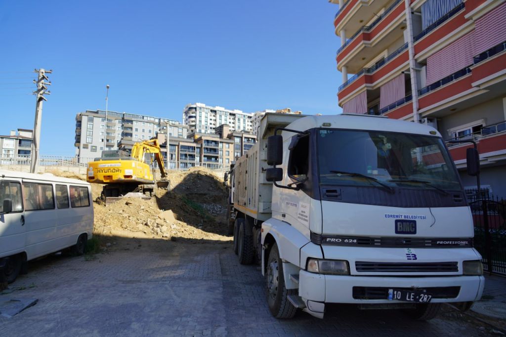 Edremit’te Yol Seferberliği Başladı! 546370693 793384816385879 1002462129115054132 n - Marmara Bölge Gazetesi