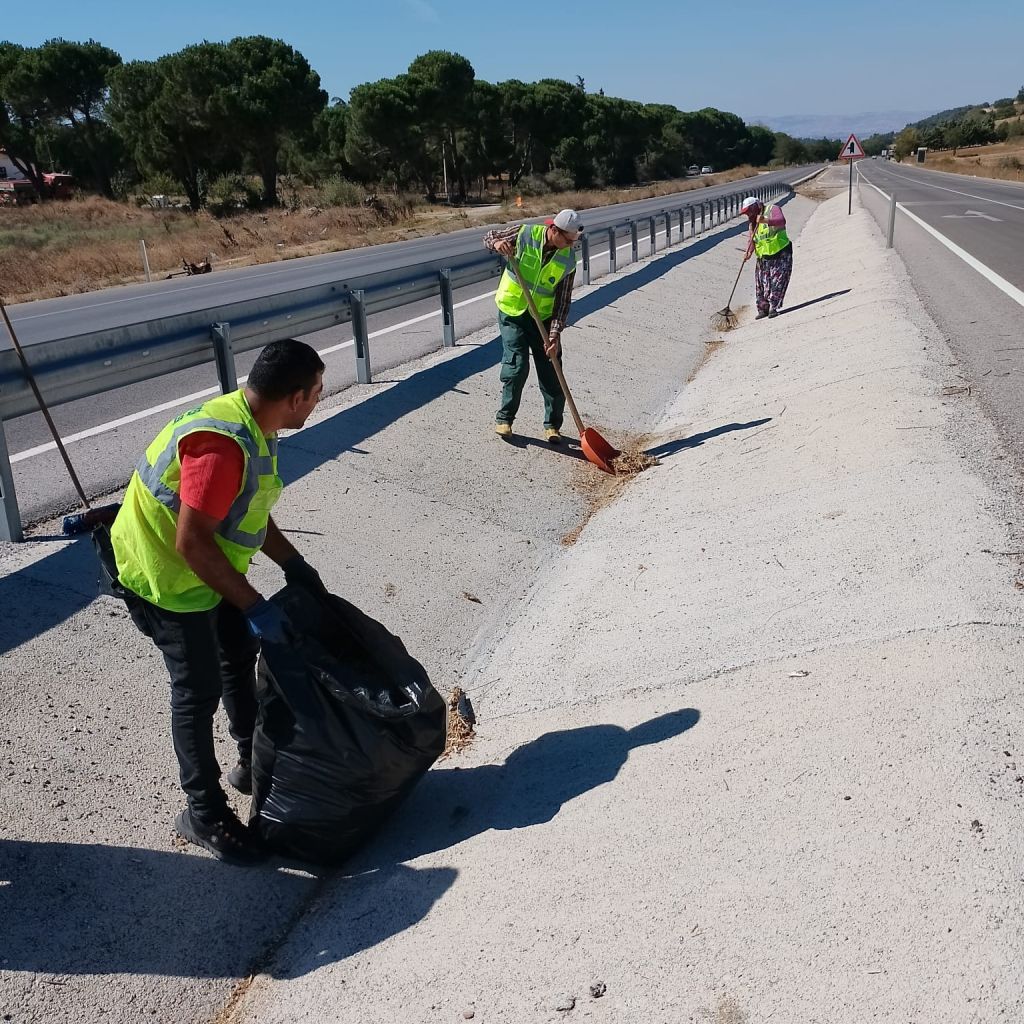 Bigadiç Belediyesi, Balıkesir-Bigadiç karayolunda temizlik çalışmalarını sürdürüyor. Belediye Başkanı Mustafa