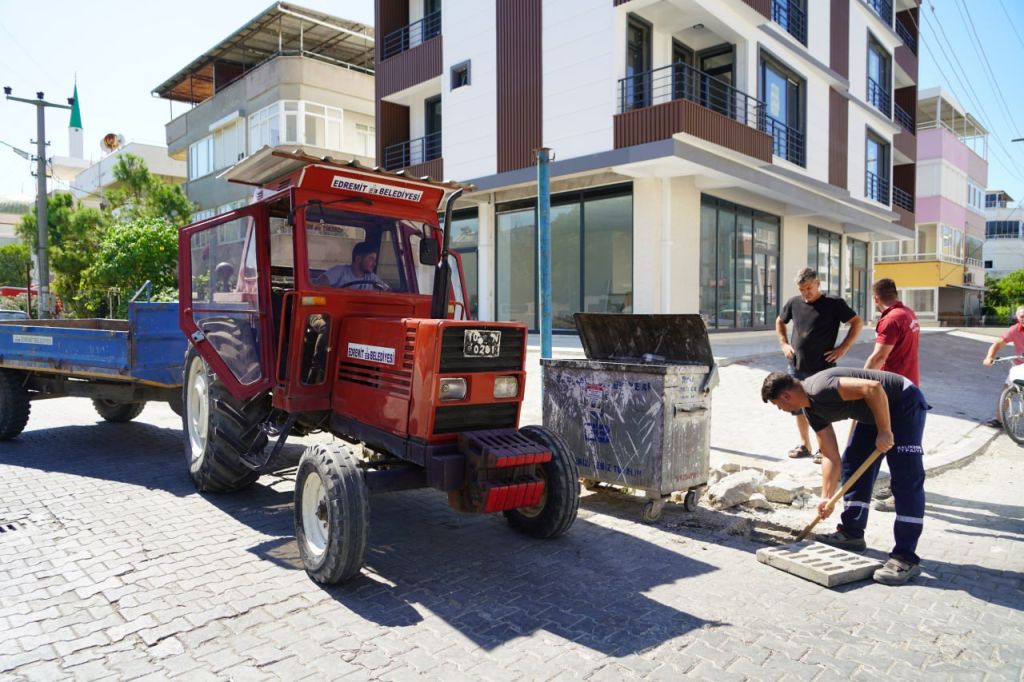 Edremit Belediyesi ekipleri, mevsimsel yaprak dökümü ve çöpler nedeniyle tıkanan