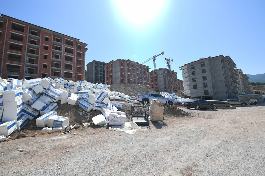 Sındırgı’da yaşanan sarsıntıların ardından Toplu Konut İdaresi Başkanlığı (TOKİ) eliyle