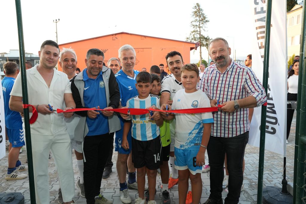 Gömeç Belediyesi, ilçeye kazandırdığı kapalı halı saha ile sporseverlere dört