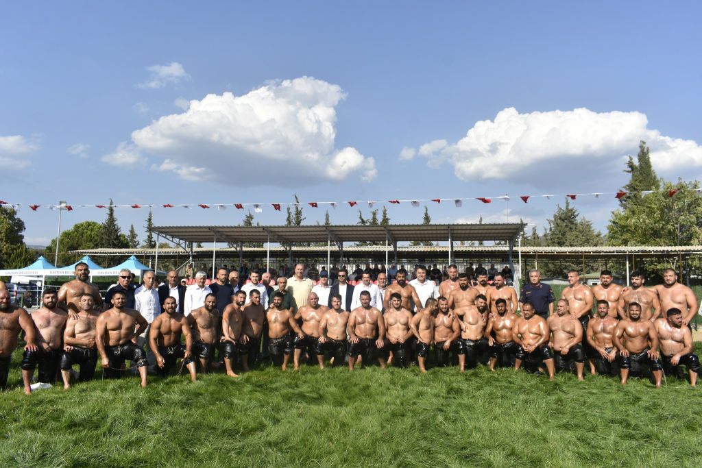 Balıkesir’in Havran ilçesinde düzenlenen 8. Geleneksel Seyitonbaşı Yağlı Güreşleri, kıran