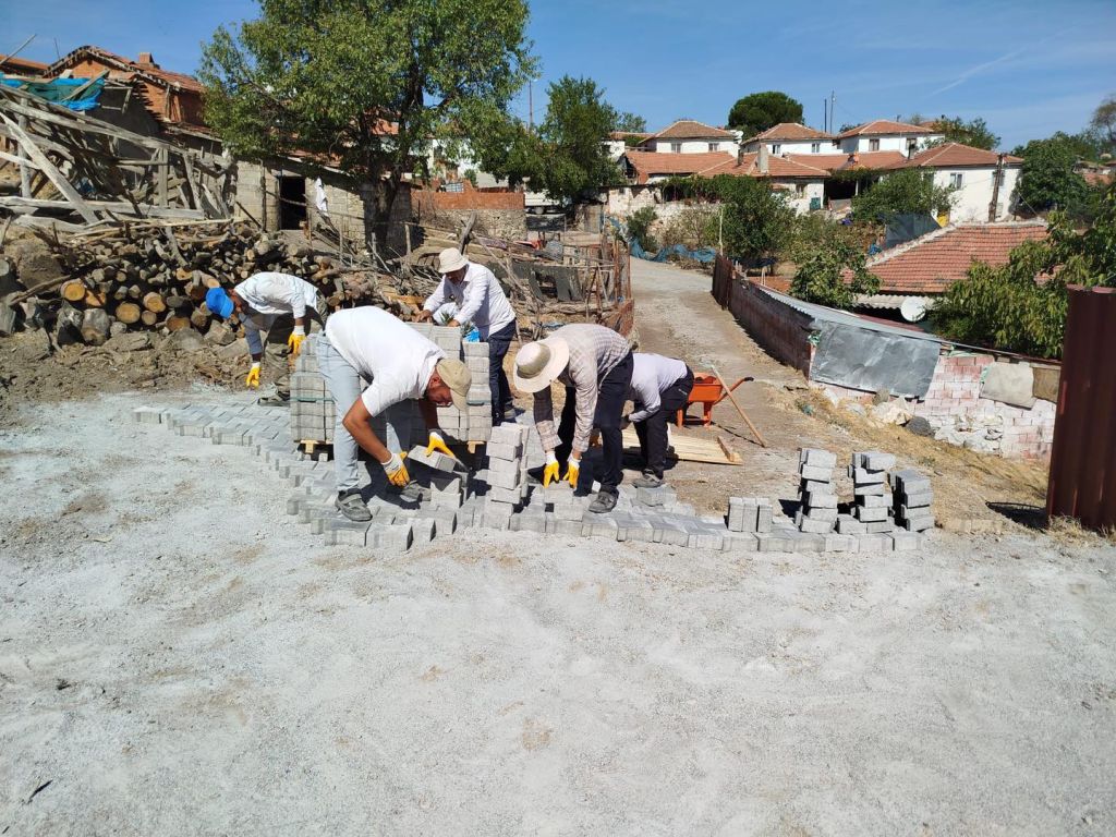 Fen İşleri Müdürlüğü ekipleri, yeni yolları hizmete açarken mevcut yolları