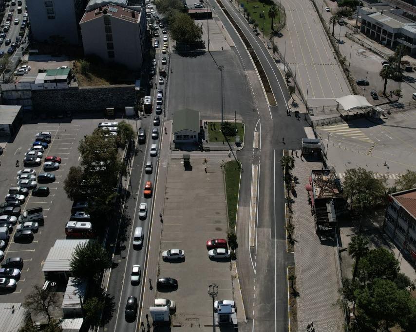 Bandırma’da Mehmet Akif Ersoy Caddesi, otobüs duraklarının bulunduğu alan ve