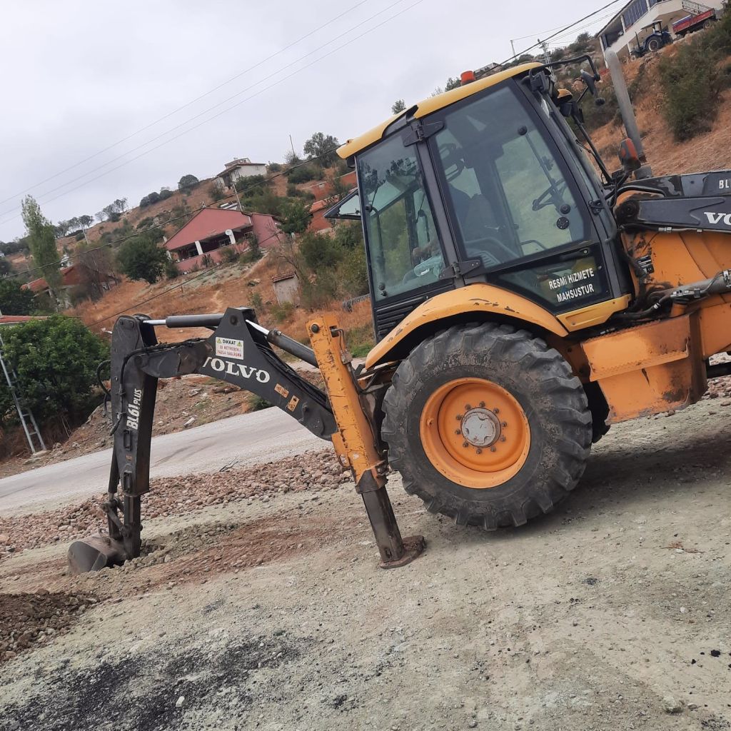 Bigadiç Belediyesi, Kozpınar Mahallesi’nde başlattığı yol tesviye çalışmalarıyla ulaşımda güvenliği