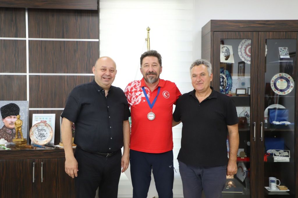 Gönen’de Büyük Sevinç! Gönenli sporcu Caner Onay, Balkan Masterler Atletizm Şampiyonası’nda elde ettiği